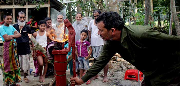 পিরোজপুরে টিউবওয়েল থেকে গ্যাস বের হচ্ছে