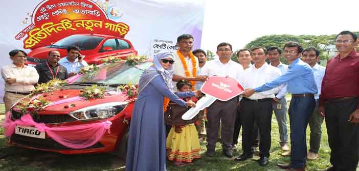 ওয়ালটন ফ্রিজ কিনে নতুন গাড়ি পেয়েছেন কিশোরগঞ্জের আব্দুল মমিন বাচ্চু। তার হাতে গাড়ির চাবি তুলে দেয়া হচ্ছে।