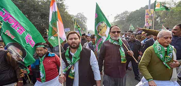 বিহারের বিক্ষোভে পুলিশের গুলি-সংঘর্ষ, আহত ১৩